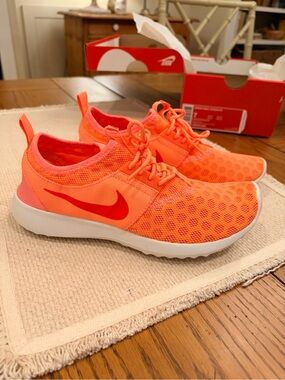 NIKE JUVENATE WOMEN’S ORANGE SIZE 7 NEW IN BOX